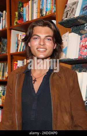 Damian Hurley, der Sohn von Elizabeth Hurley, nimmt an der Buchpräsentation „The Quickening“ bei Daunt Books in London Teil. Stockfoto