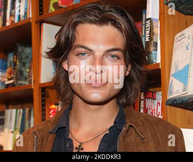 Damian Hurley, der Sohn von Elizabeth Hurley, nimmt an der Buchpräsentation „The Quickening“ bei Daunt Books in London Teil. Stockfoto