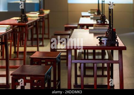 Mahagonitische und -Stühle, Stifte, Tinte, Papiere und Tintensteine in der traditionellen chinesischen Akademie Stockfoto