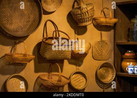 Im Laden hängen traditionelle chinesische Bambuskörbe Stockfoto