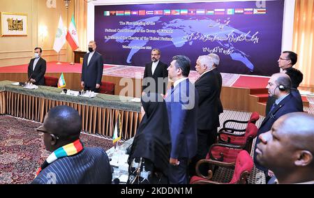 Teheran, Iran. 05.. November 2022. Der iranische Außenminister Hossein Amirabdollahian (2.-L) nimmt am ersten Treffen der nationalen Koordinatoren der Gruppe der Freunde, die die Charta der Vereinten Nationen verteidigen, in Teheran, Iran, Teil, 5. November 2022. Der iranische Außenminister Hossein Amir-Abdollahian sagte der midea am Samstag zum ersten Mal, dass sein Land Drohnen nach Russland geschickt habe, schlug aber vor, dass die Transfers vor dem Einmarsch Moskaus in die Ukraine stattfanden. Foto von Iranian FM Press Office/UPI Kredit: UPI/Alamy Live News Stockfoto