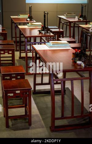 Nahaufnahme des traditionellen chinesischen Arbeitsraums mit Stift, Tinte, Papier und Tintenstein Stockfoto