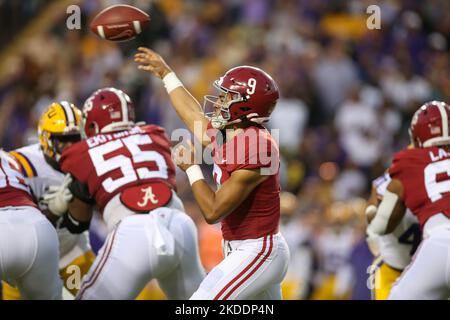 Baton Rouge, LA, USA. 5.. November 2022. Der Alabama Quarterback Bryce Young (9) liefert während der NCAA-Fußballspiele zwischen der Alabama Crimson Tide und den LSU Tigers im Tiger Stadium in Baton Rouge, LA, einen Pass aus. Jonathan Mailhes/CSM/Alamy Live News Stockfoto