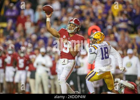 Baton Rouge, LA, USA. 5.. November 2022. Der Alabama Quarterback Bryce Young (9) liefert während der NCAA-Fußballspiele zwischen der Alabama Crimson Tide und den LSU Tigers im Tiger Stadium in Baton Rouge, LA, einen Pass aus. Jonathan Mailhes/CSM/Alamy Live News Stockfoto