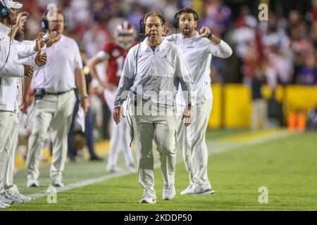 Baton Rouge, LA, USA. 5.. November 2022. Alabama-Cheftrainer Nick Saban läuft während des NCAA-Fußballspiels zwischen der Alabama Crimson Tide und den LSU Tigers im Tiger Stadium in Baton Rouge, LA, an der Seitenlinie. Jonathan Mailhes/CSM/Alamy Live News Stockfoto