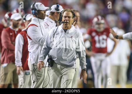 Baton Rouge, LA, USA. 5.. November 2022. Alabama-Cheftrainer Nick Saban läuft während des NCAA-Fußballspiels zwischen der Alabama Crimson Tide und den LSU Tigers im Tiger Stadium in Baton Rouge, LA, an der Seitenlinie. Jonathan Mailhes/CSM/Alamy Live News Stockfoto