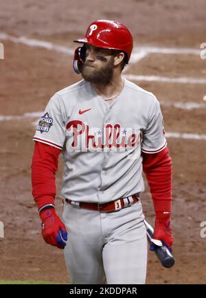 Houston, Usa. 05.. November 2022. Philadelphia Phillies ernannte Hitter Bryce Harper (3) geht von der Heimplatte, nachdem er im vierten Inning im Spiel sechs der World Series 2022 im Minute Maid Park in Houston am Samstag, den 5. November 2022, gegen die Houston Astros aufging. Foto von John Angelillo/UPI. Kredit: UPI/Alamy Live Nachrichten Stockfoto