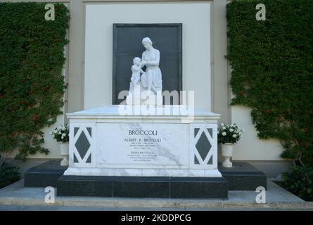 Los Angeles, Kalifornien, USA 3.. November 2022 das Grab von Produzent Albert 'Cubby' Broccoli am 3. November 2022 in Los Angeles, Kalifornien, USA, in den „Courts of Remembrance“ im Forest Lawn Memorial Park Hollywood Hills. Foto von Barry King/Alamy Stockfoto Stockfoto