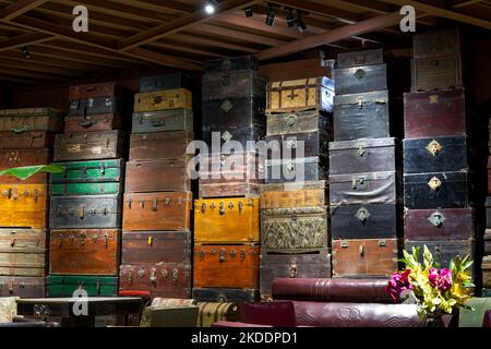 Alte große Holzkisten, die in einem Second-Hand-Geschäft gestapelt sind Stockfoto