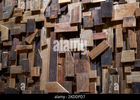 Holzbohlen, die eine Wand in einem Schreinerladen bedecken Stockfoto