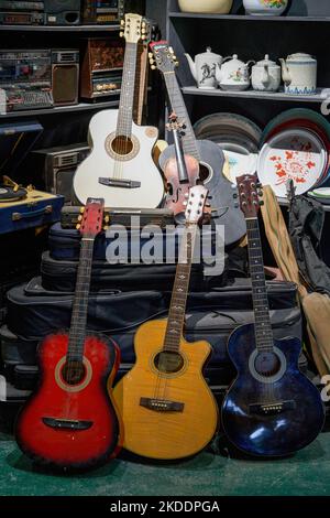 Alte Gitarren zum Verkauf in einem Second-Hand-Laden Stockfoto