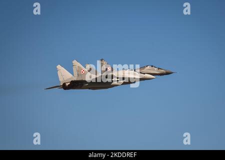 Gdynia, Polen - 22. August 2021: Flug von MIG-29-Flugzeugen auf der Aero Baltic Show in Gdynia, Polen. Stockfoto