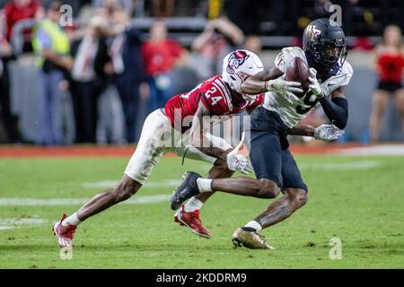 5. November 2022: Wake Forest Demon Diacons Wide Receiver A.T. Perry (9) spielt in der ersten Hälfte des NCAA-Fußballspiels im Carter-Finley-Stadion in Raleigh, NC, gegen den North Carolina State Wolfpack. (Scott Kinser/CSM) Stockfoto