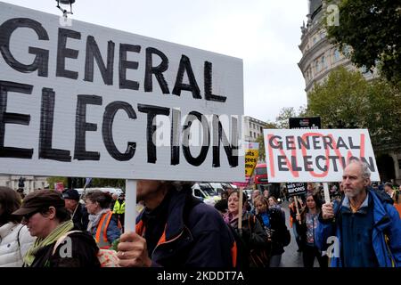 London, Großbritannien, 5.. November 2022. Demonstranten verschiedener Organisationen und Gewerkschaften nahmen an der Demonstration der Volksversammlung „Großbritannien ist kaputt“ Teil, die zu Parlamentswahlen und zur Bewältigung der Lebenshaltungskosten durch die Regierung aufrief. Kredit: Elfte Stunde Fotografie/Alamy Live Nachrichten Stockfoto