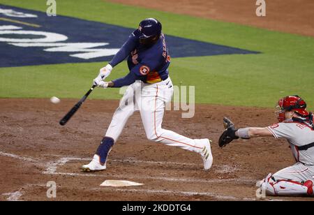 Houston, Usa. 05.. November 2022. Houston Astros designierter Hitter Yordan Alvarez (44) trifft im sechsten Inning während des sechsten Spiels der World Series 2022 im Minute Maid Park in Houston am Samstag, den 5. November 2022, einen drei-Lauf-RBI-Heimlauf gegen die Philadelphia Phillies. Foto von John Angelillo/UPI. Kredit: UPI/Alamy Live Nachrichten Stockfoto