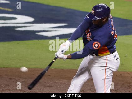Houston, Usa. 05.. November 2022. Houston Astros designierter Hitter Yordan Alvarez (44) trifft im sechsten Inning während des sechsten Spiels der World Series 2022 im Minute Maid Park in Houston am Samstag, den 5. November 2022, einen drei-Lauf-RBI-Heimlauf gegen die Philadelphia Phillies. Foto von John Angelillo/UPI. Kredit: UPI/Alamy Live Nachrichten Stockfoto