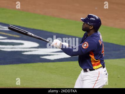Houston, Usa. 05.. November 2022. Houston Astros designierter Hitter Yordan Alvarez (44) trifft im sechsten Inning während des sechsten Spiels der World Series 2022 im Minute Maid Park in Houston am Samstag, den 5. November 2022, einen drei-Lauf-RBI-Heimlauf gegen die Philadelphia Phillies. Foto von John Angelillo/UPI. Kredit: UPI/Alamy Live Nachrichten Stockfoto