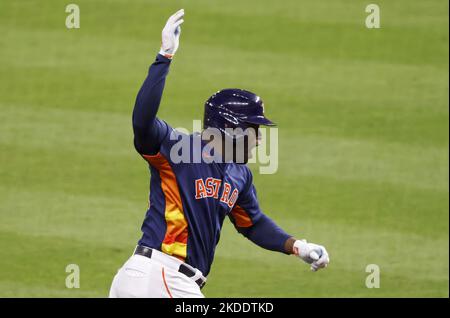 Houston, Usa. 05.. November 2022. Yordan Alvarez (44), designierter Hitter von Houston Astros, feiert am Samstag, den 5. November 2022, im sechsten Inning im Minute Maid Park in Houston einen dreiläufigen RBI-Heimlauf gegen die Philadelphia Phillies im sechsten Inning der World Series 2022. Foto von John Angelillo/UPI. Kredit: UPI/Alamy Live Nachrichten Stockfoto