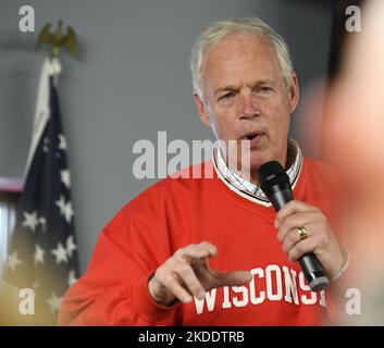 Mount Pleasant, Wisconsin, USA. 5.. November 2022. U.S, SEN RON JOHNSON (R-Wis) kämpft für die Wiederwahl im Angry Brothers Pub and Grill im Dorf Mount Pleasant, Wisconsin, am 5. November 2022. Das Dorf grenzt an die Stadt Racine. (Bild: © Mark Hertzberg/ZUMA Press Wire) Stockfoto