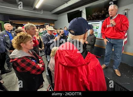 Mount Pleasant, Wisconsin, USA. 5.. November 2022. U.S, SEN RON JOHNSON (R-Wis) kämpft für die Wiederwahl im Angry Brothers Pub and Grill im Dorf Mount Pleasant, Wisconsin, am 5. November 2022. Das Dorf grenzt an die Stadt Racine. (Bild: © Mark Hertzberg/ZUMA Press Wire) Stockfoto