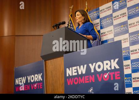 NEW YORK, NY – 3. November 2022: Die New Yorker Gouverneurin Kathy Hochul spricht bei einer Wahlkampfveranstaltung am Barnard College in New York City. Stockfoto