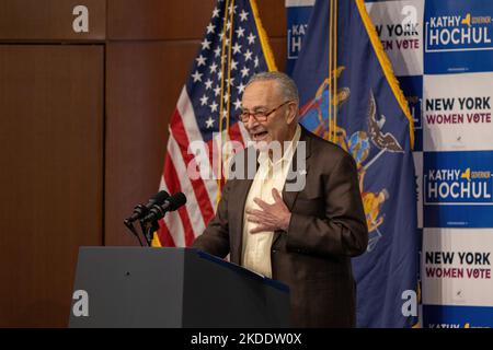 NEW YORK, New York – 3. November 2022: Chuck Schumer (D-NY), Mehrheitsführer des Senats, spricht bei einer Wahlkampfveranstaltung am Barnard College in New York City. Stockfoto