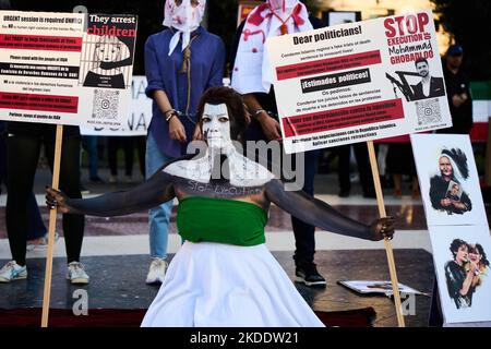 Barcelona, Katalonien, Spanien. 5.. November 2022. Iranische Bürger, die in Barcelona wohnen, protestieren in Barcelonas zentralem Plaça de Catalunya.wie jeden Samstag seit Masha Aminis Tod bekannt wurde, gab es immer mehr Proteste im Zentrum von Barcelona und weltweit (Foto: © Eric Renom/ZUMA Press Wire) Stockfoto