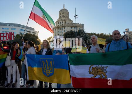 Barcelona, Katalonien, Spanien. 5.. November 2022. Iranische Bürger, die in Barcelona wohnen, protestieren in Barcelonas zentralem Plaça de Catalunya.wie jeden Samstag seit Masha Aminis Tod bekannt wurde, gab es immer mehr Proteste im Zentrum von Barcelona und weltweit (Foto: © Eric Renom/ZUMA Press Wire) Stockfoto