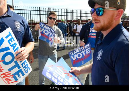 Philadelphia, Usa. 05.. November 2022. Der demokratische Kandidat für den Gouverneur von Pennsylvania, der Generalanwalt Josh Shapiro und der Staatsvertreter Austin Davis machen am 5. November 2022 eine Bushaltestelle der Big Fights in North Philadelphia, PA, USA. Kredit: OOgImages/Alamy Live Nachrichten Stockfoto