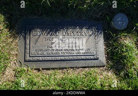 Los Angeles, Kalifornien, USA 3.. November 2022 das Grab von Regisseur Edward Dmytryk in der Sektion murmelende Bäume im Forest Lawn Memorial Park Hollywood Hills am 3. November 2022 in Los Angeles, Kalifornien, USA. Er leitete die Young Lions mit Montgomery Clift und Raintree County mit Montgomery Clift und Elizabeth Taylor. The Caine Mutiny mit Humphrey Bogart, Walk on the Wild Side mit Jane Fonda, Mirage mit Gregory Peck, Alvarez Kelly mit William Holden, Bluebeard mit Richard Burton und Raquel Welch, Back to Bataan mit John Wayne, Soldier of Fortune mit Clark Gable und Susan Hayward, The Devi Stockfoto