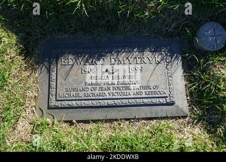 Los Angeles, Kalifornien, USA 3.. November 2022 das Grab von Regisseur Edward Dmytryk in der Sektion murmelende Bäume im Forest Lawn Memorial Park Hollywood Hills am 3. November 2022 in Los Angeles, Kalifornien, USA. Er leitete die Young Lions mit Montgomery Clift und Raintree County mit Montgomery Clift und Elizabeth Taylor. The Caine Mutiny mit Humphrey Bogart, Walk on the Wild Side mit Jane Fonda, Mirage mit Gregory Peck, Alvarez Kelly mit William Holden, Bluebeard mit Richard Burton und Raquel Welch, Back to Bataan mit John Wayne, Soldier of Fortune mit Clark Gable und Susan Hayward, The Devi Stockfoto
