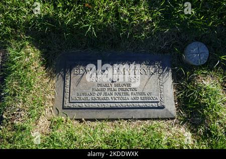 Los Angeles, Kalifornien, USA 3.. November 2022 das Grab von Regisseur Edward Dmytryk in der Sektion murmelende Bäume im Forest Lawn Memorial Park Hollywood Hills am 3. November 2022 in Los Angeles, Kalifornien, USA. Er leitete die Young Lions mit Montgomery Clift und Raintree County mit Montgomery Clift und Elizabeth Taylor. The Caine Mutiny mit Humphrey Bogart, Walk on the Wild Side mit Jane Fonda, Mirage mit Gregory Peck, Alvarez Kelly mit William Holden, Bluebeard mit Richard Burton und Raquel Welch, Back to Bataan mit John Wayne, Soldier of Fortune mit Clark Gable und Susan Hayward, The Devi Stockfoto