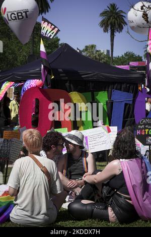 5. November 2022, Stadt Buenos Aires, Stadt Buenos Aires, Argentinien: INT. WorldNews.- Stadt Buenos Aires, 2022, 5. Nov.- Tausende von Menschen marschieren von der Plaza de Mayo zum Nationalkongress auf der Pride Parade 31 in Buenos Aires, Argentinien, um sich für Trans Law zu behaupten und zu fragen, wo Tehuel (ein junger Mann, der seit dem 2021. märz auftauchte) sei, Und gegen die Diskriminierung von lgbttiq-Personen. (Bild: © Julieta Ferrario/ZUMA Press Wire) Stockfoto