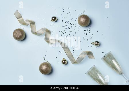 Einige Sektgläser und Coning auf einer weißen Oberfläche mit Coning Sphings rund um das Weinglas verstreut Stockfoto