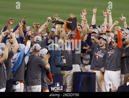 Houston, Usa. 05.. November 2022. Der Shortstop von Houston Astros Jeremy Pena (C) feiert den Preis für den wertstärksten Spieler, nachdem er die Philadelphia Phillies 4-1 im sechsten Spiel der World Series 2022 im Minute Maid Park in Houston am Samstag, den 5. November 2022, besiegt hat. Foto von John Angelillo/UPI. Kredit: UPI/Alamy Live Nachrichten Stockfoto