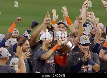 Houston, Usa. 05.. November 2022. Der Shortstop von Houston Astros Jeremy Pena (3) feiert den Preis für den wertstärksten Spieler, nachdem er die Philadelphia Phillies 4-1 im sechsten Spiel der World Series 2022 im Minute Maid Park in Houston am Samstag, den 5. November 2022, besiegt hat. Foto von John Angelillo/UPI. Kredit: UPI/Alamy Live Nachrichten Stockfoto