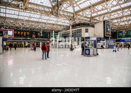 London, Großbritannien. 05.. November 2022. Ein leerer Bahnhof von Charing Cross, obwohl der Eisenbahnstreik abgesagt wurde. Kredit: SOPA Images Limited/Alamy Live Nachrichten Stockfoto