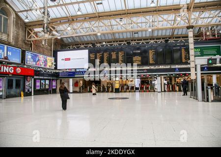 London, Großbritannien. 05.. November 2022. Ein Passagier wurde an einem leeren Bahnhof von Charing Cross gesehen, obwohl der Eisenbahnstreik abgebrochen wurde. Kredit: SOPA Images Limited/Alamy Live Nachrichten Stockfoto