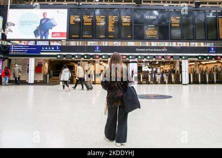 London, Großbritannien. 05.. November 2022. Ein Passagier wurde an einem leeren Bahnhof von Charing Cross gesehen, obwohl der Eisenbahnstreik abgebrochen wurde. (Foto von Steve Taylor/SOPA Images/Sipa USA) Quelle: SIPA USA/Alamy Live News Stockfoto