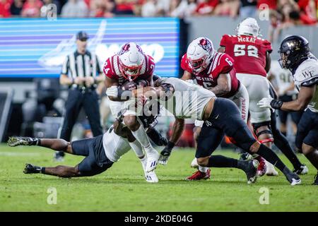5. November 2022: North Carolina State Wolfpack läuft zurück Michael Allen (24) wird während der zweiten Hälfte des NCAA-Fußballspiels im Carter-Finley-Stadion in Raleigh, NC, von Wake Forest Demon Deacons Linienbacker Ryan Smenda Jr. (5) eingewickelt. (Scott Kinser/CSM) Stockfoto