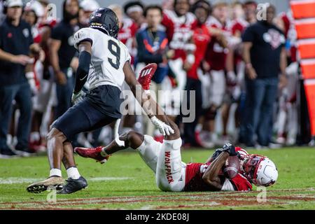 5. November 2022: North Carolina State Wolfpack-Eckpfeiler Aydan White (3) kommt in der zweiten Hälfte des NCAA-Fußballspiels im Carter-Finley-Stadion in Raleigh, NC, mit einem Abfangen gegen die Wake Forest Demon Deacons zusammen. (Scott Kinser/CSM) Stockfoto