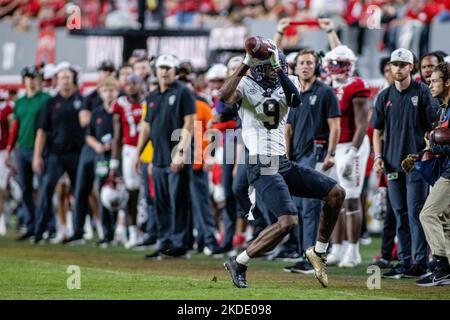5. November 2022: Wake Forest Demon Diacons Wide Receiver A.T. Perry (9) trifft den Fang am Rande des North Carolina State Wolfpack während der zweiten Hälfte des NCAA-Fußballspiels im Carter-Finley Stadium in Raleigh, NC. (Scott Kinser/CSM) Stockfoto