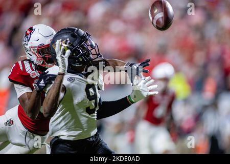 5. November 2022: North Carolina State Wolfpack Eckpfeiler Aydan White (3) bricht den Pass zum Wake Forest Demon Diacons Wide Receiver A.T. Perry (9) während der zweiten Hälfte des NCAA-Fußballspiels im Carter-Finley Stadium in Raleigh, NC. (Scott Kinser/CSM) Stockfoto