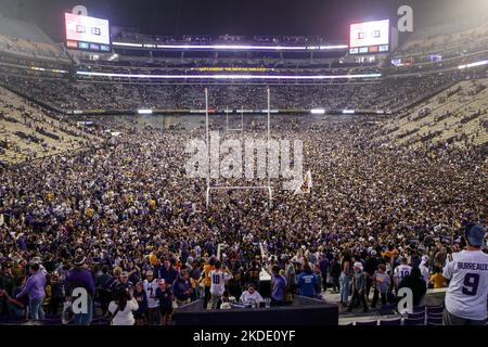 Baton Rouge, LA, USA. 5.. November 2022. LSU-Fans decken den Boden des Tiger Stadions, nachdem LSU die Alabama Crimson Tide in Überstunden 32-31 in Baton Rouge, LA besiegt hat. Jonathan Mailhes/CSM/Alamy Live News Stockfoto