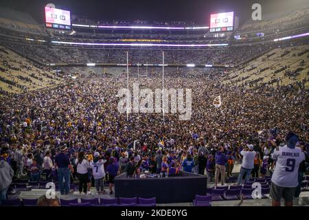 Baton Rouge, LA, USA. 5.. November 2022. LSU-Fans decken den Boden des Tiger Stadions, nachdem LSU die Alabama Crimson Tide in Überstunden 32-31 in Baton Rouge, LA besiegt hat. Jonathan Mailhes/CSM/Alamy Live News Stockfoto