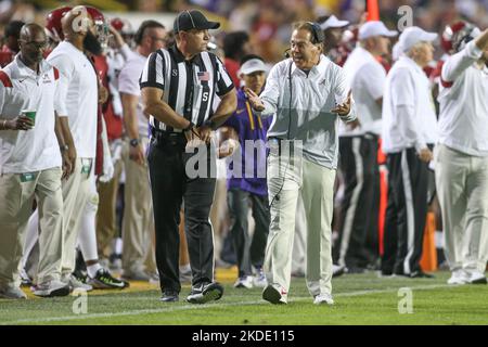Baton Rouge, LA, USA. 5.. November 2022. Alabama-Cheftrainer Nick Saban argumentiert während der NCAA-Fußballspiel-Action zwischen der Alabama Crimson Tide und den LSU Tigers im Tiger Stadium in Baton Rouge, LA, einen Anruf. Jonathan Mailhes/CSM/Alamy Live News Stockfoto