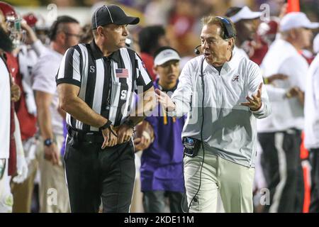 Baton Rouge, LA, USA. 5.. November 2022. Alabama-Cheftrainer Nick Saban argumentiert während der NCAA-Fußballspiel-Action zwischen der Alabama Crimson Tide und den LSU Tigers im Tiger Stadium in Baton Rouge, LA, einen Anruf. Jonathan Mailhes/CSM/Alamy Live News Stockfoto