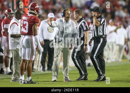 Baton Rouge, LA, USA. 5.. November 2022. Alabama-Cheftrainer Nick Saban argumentiert während der NCAA-Fußballspiel-Action zwischen der Alabama Crimson Tide und den LSU Tigers im Tiger Stadium in Baton Rouge, LA, einen Anruf. Jonathan Mailhes/CSM/Alamy Live News Stockfoto