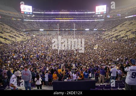 Baton Rouge, LA, USA. 5.. November 2022. LSU-Fans decken den Boden des Tiger Stadions, nachdem LSU die Alabama Crimson Tide in Überstunden 32-31 in Baton Rouge, LA besiegt hat. Jonathan Mailhes/CSM/Alamy Live News Stockfoto