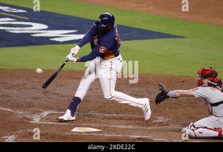 Houston, Usa. 05.. November 2022. Houston Astros designierter Hitter Yordan Alvarez (44) trifft im sechsten Inning während des sechsten Spiels der World Series 2022 im Minute Maid Park in Houston am Samstag, den 5. November 2022, einen drei-Lauf-RBI-Heimlauf gegen die Philadelphia Phillies. Foto von John Angelillo/UPI. Kredit: UPI/Alamy Live Nachrichten Stockfoto